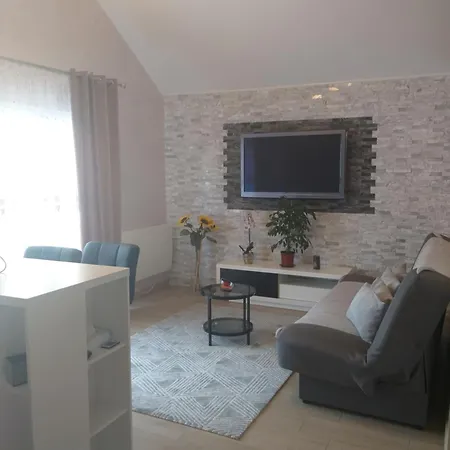 Maisonnette * Auneuil
